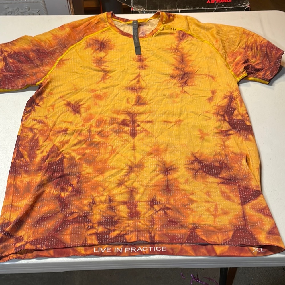 Men’s lululemon short sleeve shirt size XL gold with orange